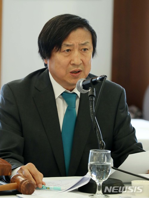 【서울=뉴시스】 신기남 도서관정보정책위원회 위원장이 20일 서울 프레스센터 18층에서 열린 제6기 도서관정보정책위원회 위촉식 및 전체회의에서 인사말을 하고 있다. 2018.04.20. (사진=문화체육관광부 제공) photo@newsis.com