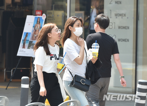 【대구=뉴시스】우종록 기자 = 대구지역 미세먼지 농도 '나쁨'에 낮 기온이 27도를 웃도는 초여름 날씨를 보인 20일 오후 대구 중구 동성로 대구백화점 앞 광장에서 마스크를 하고 반소매 옷을 입은 시민이 거리를 걷고 있다. 2018.04.20. wjr@newsis.com