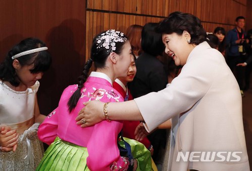 【서울=뉴시스】전신 기자 = 문재인 대통령 부인 김정숙 여사가 지난 2018년 4월 서울 여의도 63시티에서 열린 제38회 장애인의 날 기념식을 마친 후 국악민요자매와 인사하고 있다. 2018.04.20. photo1006@newsis.com