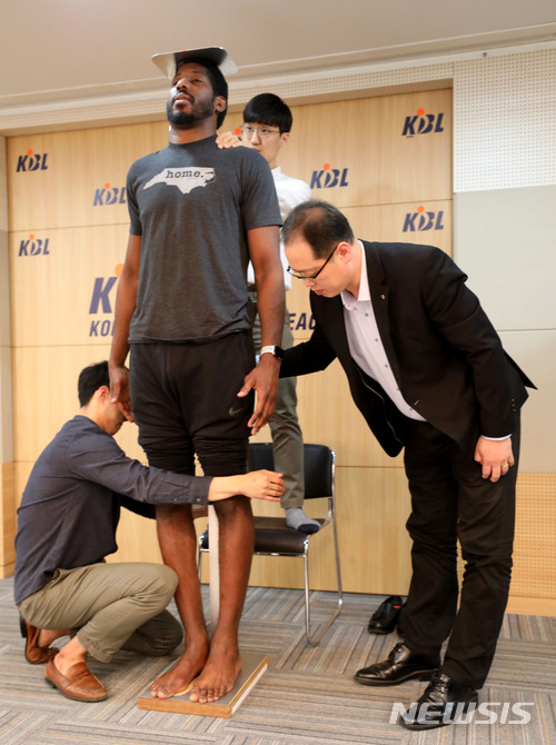 【서울=뉴시스】박주성 기자 = 서울 SK 나이츠 센터인 제임스 메이스가 20일 오후 서울 강남구 신사동 KBL 센터에서 KBL 신장제한과 관련해 키를 측정하고 있다. KBL은 2018~2019시즌부터 외국인선수 제도를 자유계약으로 변경한 가운데 장신은 200㎝ 이하, 단신은 186㎝ 이하로 제한하기로 했다. 이날 제임스 메이스의 키는 199.9cm로 측정되었다. 2018.04.20. park7691@newsis.com