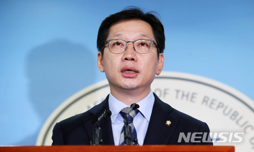 【서울=뉴시스】홍효식 기자 = 김경수 더불어민주당 의원이 19일 오후 서울 여의도 국회 본청 정론관에서 경남도지사 출마 입장을 밝히고 있다. 2018.04.21.  yesphoto@newsis.com 