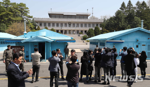 【파주=뉴시스】전신 기자 = 남북정상회담을 일주일여 앞둔 18일 경기도 파주 판문점 외부를 기자들이 둘러보고 있다. 2018.04.21.&nbsp; photo@newsis.com