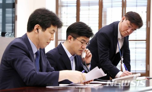 【서울=뉴시스】2018년 4월20일 송인배 당시 청와대 부속비서관(가운데)이 청와대 여민관에서 남북 정상간 직통전화 시범통화를 하고 있다. (사진=청와대 제공)