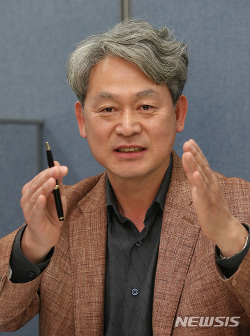 【안양=뉴시스】권현구 기자 = 19일 오후 경기 안양시 평촌 넥스트레인 컨소시엄 사무실에서 정천희 넥스트레인 신안산선 프로젝트 책임(포스코건설 이사)이 뉴시스와 인터뷰를 하고 있다. 2018.04.22. stoweon@newsis.com