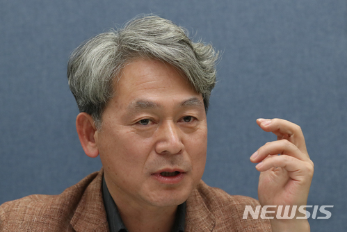 【안양=뉴시스】권현구 기자 = 19일 오후 경기 안양시 평촌 넥스트레인 컨소시엄 사무실에서 정천희 넥스트레인 신안산선 프로젝트 책임(포스코건설 이사)이 뉴시스와 인터뷰를 하고 있다. 2018.04.22. stoweon@newsis.com