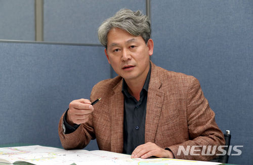 【안양=뉴시스】권현구 기자 = 19일 오후 경기 안양시 평촌 넥스트레인 컨소시엄 사무실에서 정천희 넥스트레인 신안산선 프로젝트 책임(포스코건설 이사)이 뉴시스와 인터뷰를 하고 있다. 2018.04.22. stoweon@newsis.com