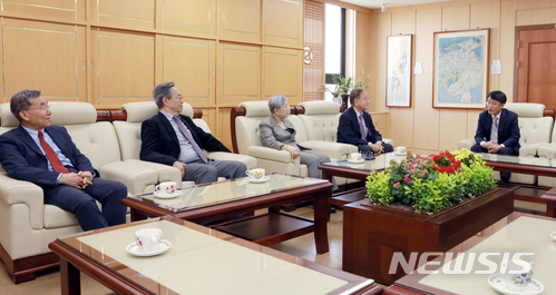 【광주=뉴시스】맹대환 기자 = 북한의 평양과학기술대 전유택 총장(오른쪽에서 두번째)이 복합농업단지 조성 추진을 위해 20일 전남대학교를 방문, 정병석 전남대 총장(맨 오른쪽)과 논의하고 있다. 2018.04.20 (사진=전남대 제공) mdhnews@newsis.com