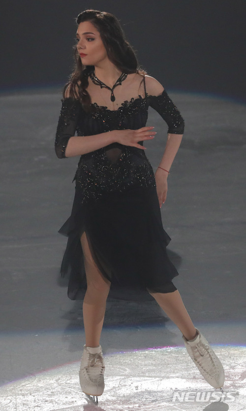 【서울=뉴시스】배훈식 기자 = 예브게니아 메드베데바가 20일 오후 서울 양천구 목동아이스링크에서 열린 '인공지능 LG ThinQ 아이스 판타지아 2018' 아이스쇼에서 환상적인 연기를 펼치고 있다. 2018.04.20. dahora83@newsis.com