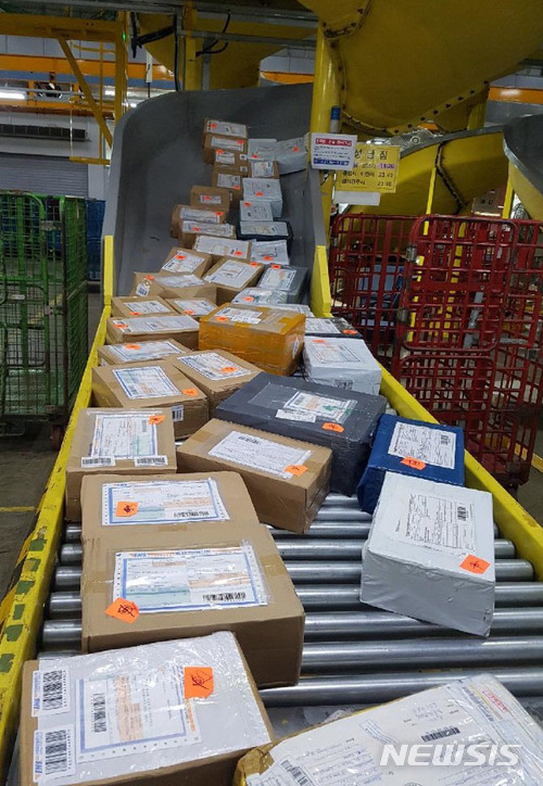 【인천공항=뉴시스】인천공항 국제우편세관이 지난달 가품 운동화에 대한 대대적인 집중단속을 벌였다. 그러나 '짝퉁'으로 의심되는 운동화들이 최종 진품 여부 조사도 받지 않고 국내 수취인들에게 대량 반출돼 논란이 일 것으로 보인다. 사진은 가품으로 의심되는 신발들이 국제우편물류센터를 통해 국내 소비자들에게 반출되는 모습. 2018.04.21. photo@newsis.com