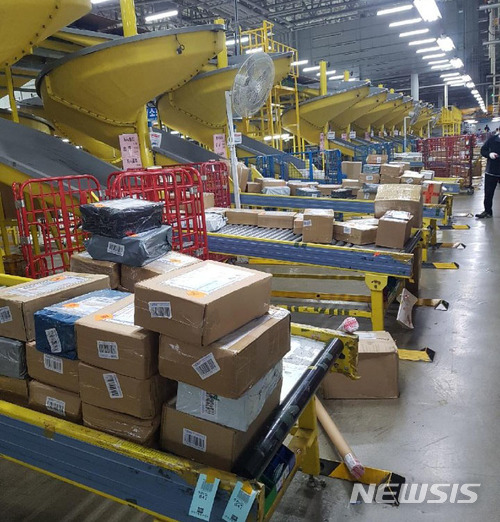 【인천공항=뉴시스】가품으로 의심되는 신발들이 국제우편물류센터를 통해 국내 수취인들에게 반출되는 모습. 2018.04.21. photo@newsis.com