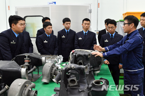 【대구=뉴시스】배소영 기자 = 공군 군수사령부가 항공정비학과 재학생을 대상으로 현장실습 체험 행사를 열고 있다. 2018.10.13. (사진=공군 군수사 제공) photo@newsis.com 