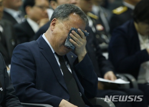 【제천=뉴시스】강신욱 기자 = 21일 오후 충북 제천어울림체육센터에서 지난해 12월21일 화재 참사로 숨진 29명의 넋을 기리는 합동영결·추도식이 엄수된 가운데 류건덕 유가족 대표가 오열하고 있다. 2018.04.21.&nbsp; ksw64@newsis.com 