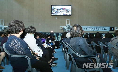 【제천=뉴시스】강신욱 기자 = 21일 오후 충북 제천어울림체육센터에서 지난해 12월21일 화재 참사로 숨진 29명의 넋을 기리는 합동영결·추도식이 엄수된 가운데 유가족대책위원회에서 제작한 화재 당시 영상을 유가족과 참석자들이 지켜보고 있다. 2018.04.21. ksw64@newsis.com&nbsp; 