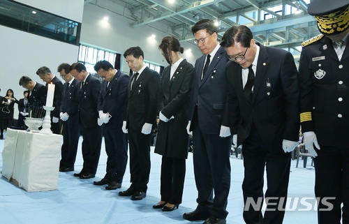 【제천=뉴시스】강신욱 기자 = 21일 오후 충북 제천어울림체육센터에서 지난해 12월21일 화재 참사로 숨진 29명의 넋을 기리는 합동영결·추도식이 엄수된 가운데 김부겸 행정안전부 장관, 이시종 충북도지사 등 참석자들이 묵념하고 있다. 2018.04.21. ksw64@newsis.com 