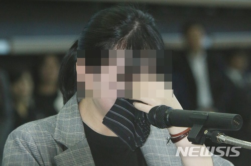 【제천=뉴시스】강신욱 기자 = 21일 오후 충북 제천어울림체육센터에서 지난해 12월21일 화재 참사로 숨진 29명의 넋을 기리는 합동영결·추도식이 엄수된 가운데 인사도 없이 작별한 엄마에게 보내는 편지를 읽던 딸이 감정에 복받쳐 눈물을 흘리고 있다. 2018.04.21.&nbsp; ksw64@newsis.com 