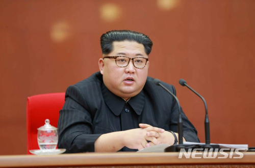 【서울=뉴시스】김정은 조선노동당 위원장이 평양에서 열린 당 중앙위원회 제7기 제3차 전원회의를 주재했다고 노동신문이 21일 보도했다. 2018.04.21. (출처=노동신문)&nbsp; photo@newsis.com