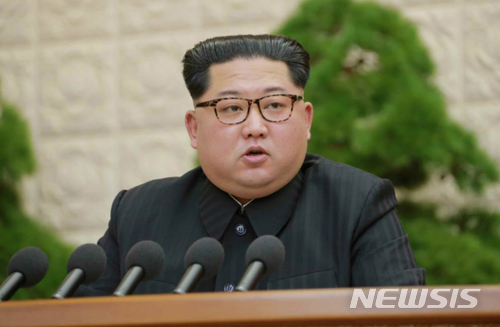 【서울=뉴시스】김정은 조선노동당 위원장이 평양에서 열린 당 중앙위원회 제7기 제3차 전원회의를 주재했다고 노동신문이 21일 보도했다. 2018.04.21. (출처=노동신문) photo@newsis.com