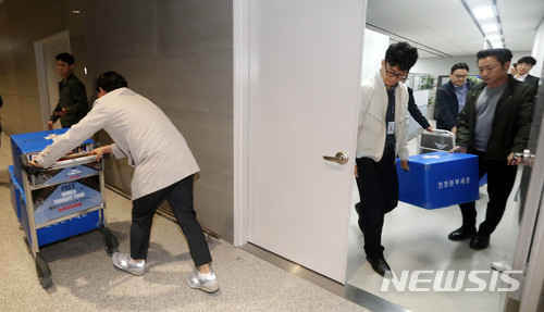 【인천공항=뉴시스】 추상철 기자 =관세청이 탈세 혐의를 받고 있는 조현민 대한항공 여객마케팅부 전무의 자택과 대한항공 사무실에 대한 압수수색을 실시했다. 관세청 직원이 21일 오후 인천공항 제2여객터미널 내 대한항공 항공사무실에 대한 압수수색을 마친후 사무실을 나서고 있다. 2018.04.21. scchoo@newsis.com