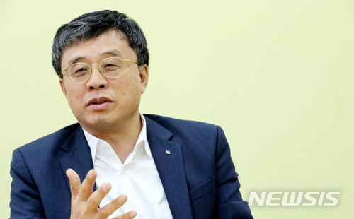 【서울=뉴시스】박주성 기자 = 최규복 유한킴벌리 대표이사 사장이 19일 오전 서울 강남구 유한킴벌리 본사에서 뉴시스와 인터뷰를 하고 있다. 2018.04.22. park7691@newsis.com