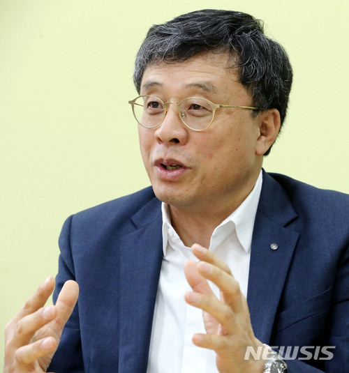 【서울=뉴시스】박주성 기자 = 최규복 유한킴벌리 대표이사 사장이 19일 오전 서울 강남구 유한킴벌리 본사에서 뉴시스와 인터뷰를 하고 있다. 2018.04.22. park7691@newsis.com