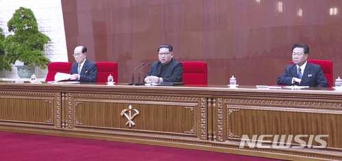 【서울=뉴시스】김정은 조선노동당 위원장이 평양에서 열린 당 중앙위원회 제7기 제3차 전원회의를 주재했다고 조선중앙TV 21일 보도했다. 2018.04.21. (사진=조선중앙TV 캡처)&nbsp; photo@newsis.com 