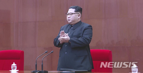 【서울=뉴시스】김정은 조선노동당 위원장이 평양에서 열린 당 중앙위원회 제7기 제3차 전원회의를 주재했다고 조선중앙TV 21일 보도했다. 2018.04.21. (사진=조선중앙TV 캡처) photo@newsis.com