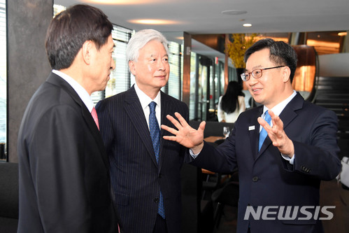 【워싱턴DC=뉴시스】김동연 경제부총리 겸 기획재정부 장관(오른쪽)과 이주열 한국은행 총재가 21일(현지시간) 미국 워싱턴에서 조윤제 주미대사(가운데) 오찬 회동을 진행했다.(사진=기획재정부 제공). 2018.04.22 
