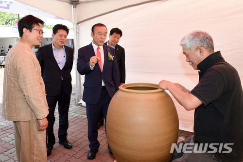 【경주=뉴시스】강진구 기자 = 경북 경주시는 지난 20일 오후 황성공원 실내체육관 광장에서 제18회 경주도자기축제를 개막했다고 22일 밝혔다.사진은 지난 20일 오후 축제장을 둘러보고 있는 최양식 경주시장.2018.04.22.(사진=경주시 제공)  photo@newsis.com