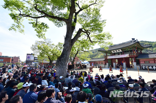 【수원=뉴시스】김경호 기자= ‘2018 화성행궁 상설한마당’ 개막공연의 모습. 