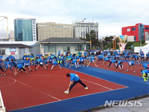  【제주=뉴시스】 22일 제주중독관리통합지원센터와 제주금연지원센터가 주최하는 2018 절주·금연 건강달리기 행사에 참석한 달리미들이 행사가 시작되기 전 몸을 풀고 있다. (사진= 제주연강병원 제공)