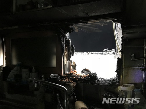 【오산=뉴시스】박다예 기자 = 22일 오전 경기 오산시 갈곶동의 한 6층짜리 원룸에서 난 불로 인접한 건물도 피해가 잇따랐다. 사진은 인접한 2층짜리 단독주택 내부 피해 모습. 2018.04.22&nbsp; pdy@newsis.com 