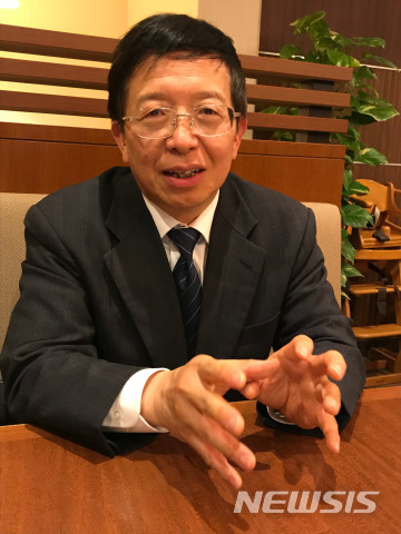 【도쿄=뉴시스】 조윤영 특파원 = 중국 상하이(上海)출신으로 화동사범(華東師範)대학 외국어학부를 졸업한 뒤 1986년에 일본으로 유학 온 도요가쿠엔(東洋学園)대학교의 주젠룽(朱建榮) 교수는 일본 내 최고 북중전문가로 꼽힌다. 지난 16일 도쿄(東京)에서 만나 지난달 말 전격적으로 이뤄진 김정은의 중국방문과 함께 급진전되고 있는 한반도 정세에 대해서 물어봤다.&nbsp;&nbsp; 2018.04.23.yuncho@newsis.com