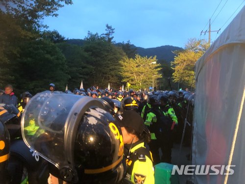 【성주=뉴시스】배소영 기자 = 22일 오후 경북 성주군 초전면 사드(THAAD·고고도미사일방어체계)기지 진입로인 진밭교에서 경찰과 주민들이 대치하고 있다. 2018.04.22. (사진=독자 제공)photo@newsis.com