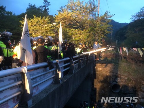 【성주=뉴시스】배소영 기자 = 22일 오후 경북 성주군 초전면 사드(THAAD·고고도미사일방어체계)기지 진입로인 진밭교에서 경찰과 주민들이 대치하고 있다. 2018.04.22. (사진=독자 제공) photo@newsis.com