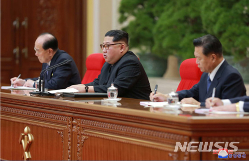【서울=뉴시스】북한 김정은 조선노동당 위원장이 20일 평양에서 열린 당 중앙위원회 제7기 제3차 전원회의를 주재하며, 풍계리 핵실험장을 폐기하고 경제건설에 총력을 집중한다는 새로운 '전략적 노선'을 만장일치로 채택했다. 2018.04.22. (출처=노동신문)&nbsp; photo@newsis.com 