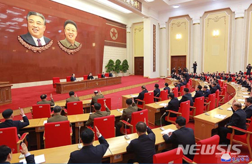【서울=뉴시스】북한 김정은 조선노동당 위원장이 20일 평양에서 열린 당 중앙위원회 제7기 제3차 전원회의를 주재하며, 풍계리 핵실험장을 폐기하고 경제건설에 총력을 집중한다는 새로운 '전략적 노선'을 만장일치로 채택했다. 2018.04.22. (출처=노동신문)&nbsp; photo@newsis.com 