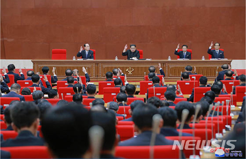 【서울=뉴시스】북한 김정은 조선노동당 위원장이 20일 평양에서 열린 당 중앙위원회 제7기 제3차 전원회의를 주재하며, 풍계리 핵실험장을 폐기하고 경제건설에 총력을 집중한다는 새로운 '전략적 노선'을 만장일치로 채택했다. 2018.04.22. (출처=노동신문)&nbsp; photo@newsis.com