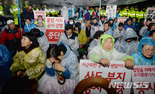 【성주=뉴시스】우종록 기자 = 22일 오후 경북 성주군 초전면 소성리 진밭교에서 사드 반대 단체 회원과 주민들이 국방부의 건설장비·자재 반입을 반대하며 경찰과 대치하고 있다. 2018.04.22. wjr@newsis.com