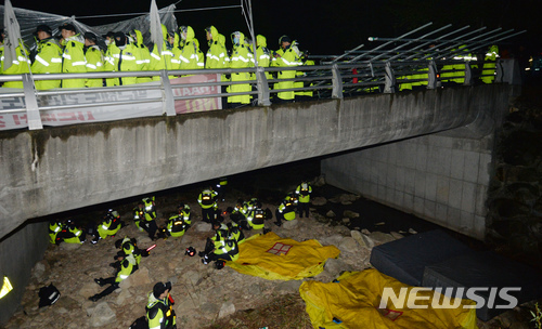 【성주=뉴시스】우종록 기자 = 22일 오후 경북 성주군 초전면 소성리 진밭교에서 사드 반대 단체 회원과 주민들이 국방부의 건설장비·자재 반입을 반대하며 경찰과 대치하고 있다. 2018.04.22. wjr@newsis.com