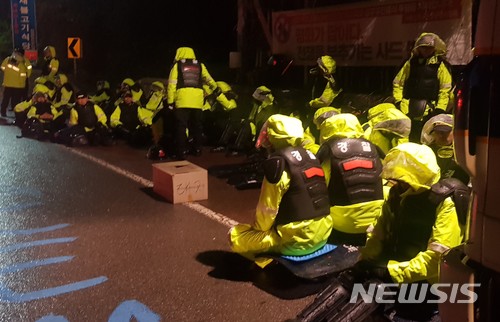 【성주=뉴시스】민경석 기자 = 23일 오전 1시께 경북 성주군 사드(THAAD·고고도 미사일 방어체계)기지 내 공사장비 반입을 앞두고 현장에 투입된 경찰관들이 충돌이 소강상태로 접어들자 잠시 휴식을 취하고 있다. 2018.04.23.&nbsp; 0803mks@newsis.com