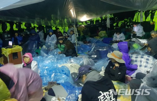 【성주=뉴시스】민경석 기자 = 23일 오전 1시께 경북 성주군 사드(THAAD·고고도 미사일 방어체계)기지 내 공사장비 반입을 앞두고 주민과 사드 반대단체 회원들이 충돌이 소강상태로 접어들자 잠시 휴식을 취하고 있다. 2018.04.23.&nbsp; 0803mks@newsis.com