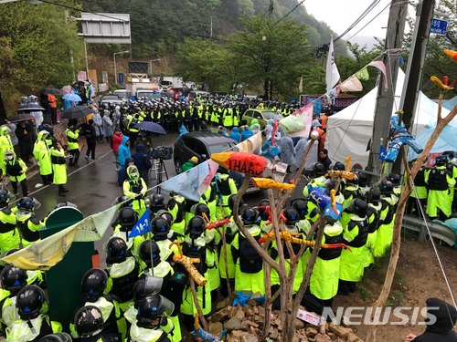 【성주=뉴시스】우종록 기자 = 23일 오전 경북 성주군 초전면 소성리 사드(THAAD·고고도미사일방어체계) 기지 진입로인 진밭교에서 경찰과 사드 반대단체 회원 등이 대치하고 있다. 2018.04.23. wjr@newsis.com