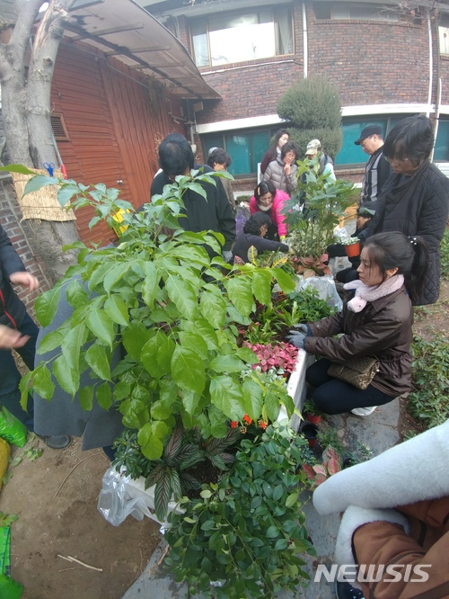 【서울=뉴시스】강동구는 5월3일부터 '실내·외 텃밭정원사 양성교육' 프로그램을 운영한다. 참여자 30명을 선착순 모집한다. 2018.04.23. (사진=강동구 제공)