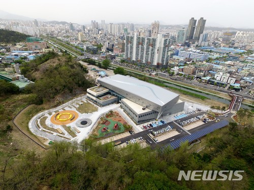 【울산=뉴시스】조현철 기자 = 울산시는 26일 남구 여천동 꽃대나리로 140(옛 여천위생처리장) 일원에 지하 1층 지상 3층 규모로 울산도서관을 개관한다고 밝혔다. 2018.04.23. (사진=울산시 제공) photo@newsis.com 