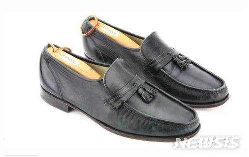 【서울=뉴시스】'팝의 황제' 마이클잭슨이 1983년 모타운 설립 25주년 콘서트 리허설에서 '문 워크' 춤을 처음 췄을 때 신었던 신발이 다음달 26일 경매에 나온다.<출처: CNN홈페이지 사진 캡처>2018.4.23