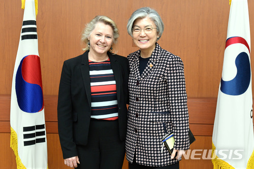 【서울=뉴시스】김성진 기자 = 강경화 외교부 장관은 23일 서울 외교부 청사에서 손턴 미국 국무부 동아시아태평양 차관보을 접견하고 남북·북미 정상회담의 성공적 개최를 위한 긴밀한 소통을 당부했다. 2018.04.23. (사진=외교부 제공)ksj87@newsis.com