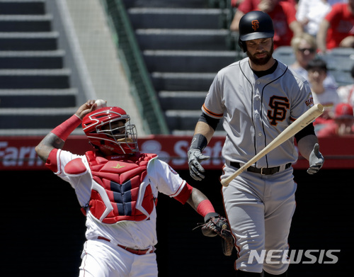 【애너하임=AP/뉴시스】 브랜던 벨트(오른쪽) 