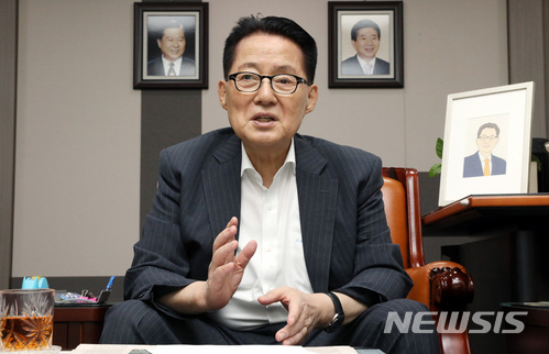 【서울=뉴시스】박영태 기자 = 박지원 민주평화당 의원이 남북정상회담을 앞둔 20일 오후 서울 영등포구 여의도 국회 의원회관에서 뉴시스와 인터뷰를 하고 있다. 2018.04.23.since1999@newsis.com
