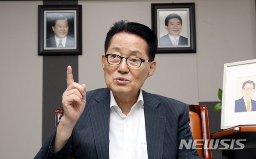 【서울=뉴시스】박영태 기자 = 박지원 민주평화당 의원이 남북정상회담을 앞둔 20일 오후 서울 영등포구 여의도 국회 의원회관에서 뉴시스와 인터뷰를 하고 있다. 2018.04.23.since1999@newsis.com