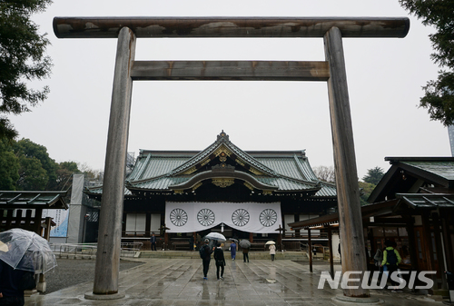【서울=뉴시스】 일본 국회의원들이 태평양전쟁 전범들이 합사된 야스쿠니 신사를 집단 참배한 것에 대해 성신여대 서경덕 교수팀이 야스쿠니 신사에 관한 영어 영상(https://youtu.be/AFTYpIyfbqM)을 유튜브를 통해 전 세계에 알린다고 23일 밝혔다.&nbsp; 야스쿠니 신사는 매년 4월 21일부터 23일까지 사흘 일정으로 봄 제사(춘계대제)를 진행하는데 초당파 의원모임인 '다함께 야스쿠니신사를 참배하는 국회의원 모임' 소속 의원들이 집단참배를 한 것에 대한 대응이다.&nbsp; 사진은 비가 오는 날임에도 불구하고 많은 일본인과 외국인들이 야스쿠니 신사 앞에서 참배하는 최근 모습. 2018.04.23. (사진=서경덕 교수 제공)&nbsp; photo@newsis.com
